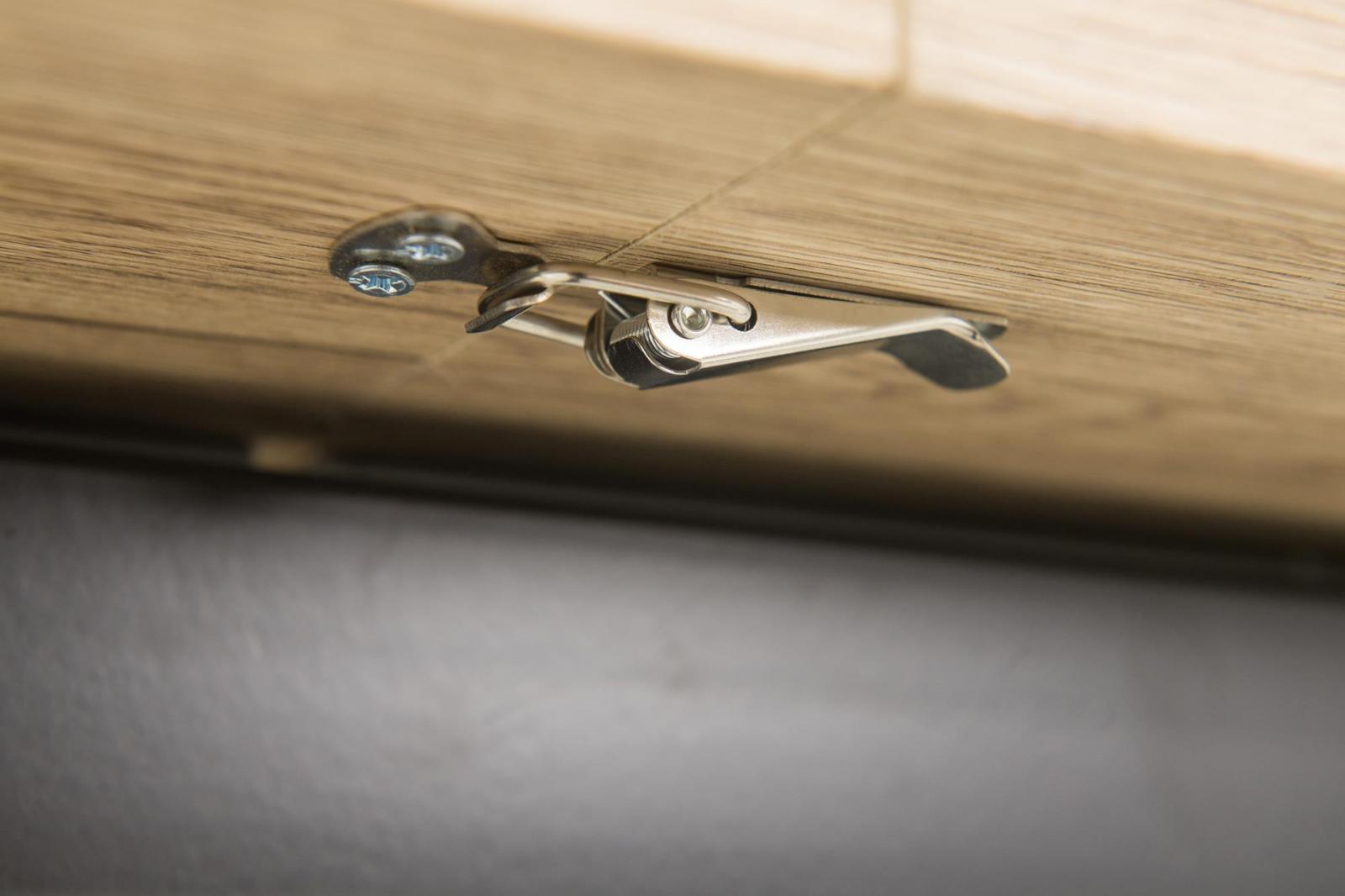 Zatrzaski blokujące blat