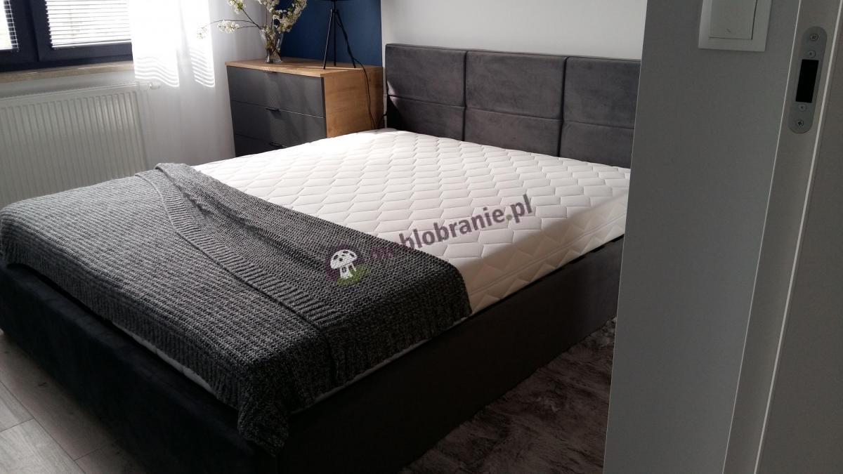 szare łóżko welurowe