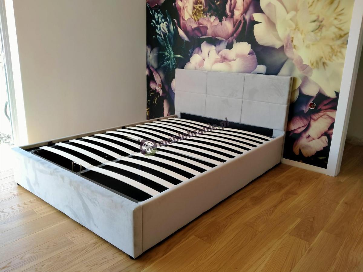 łóżko z drewnianym stelażem