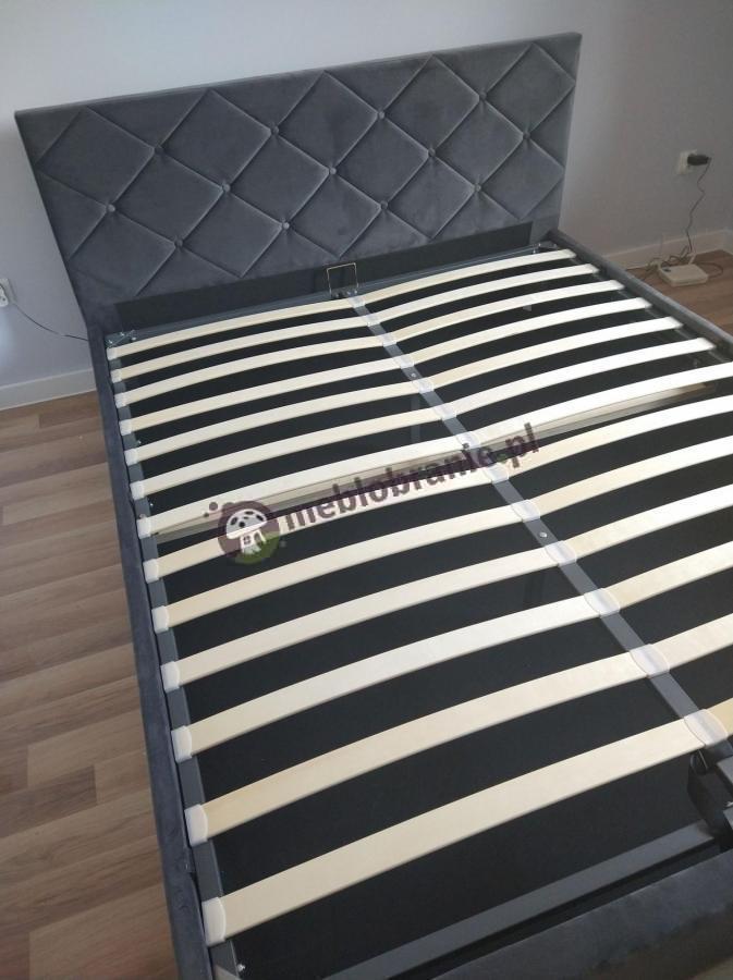 szare łóżko ze stelażem drewnianym