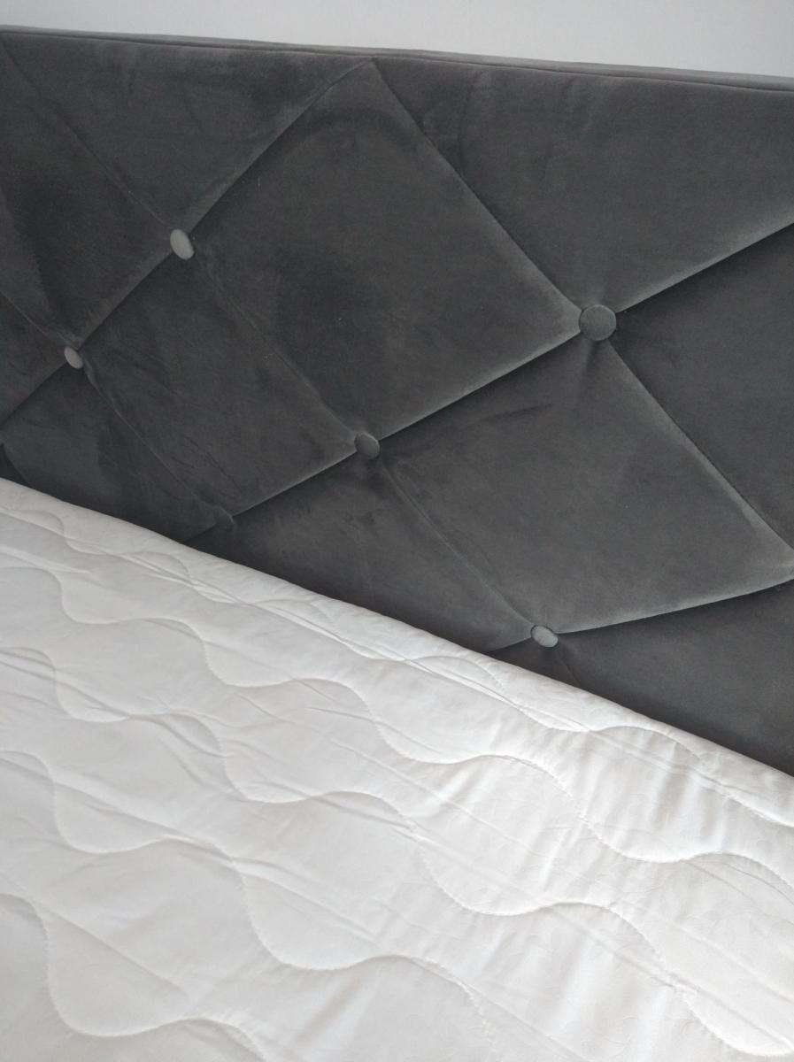 zagłówek w kolorze szarym