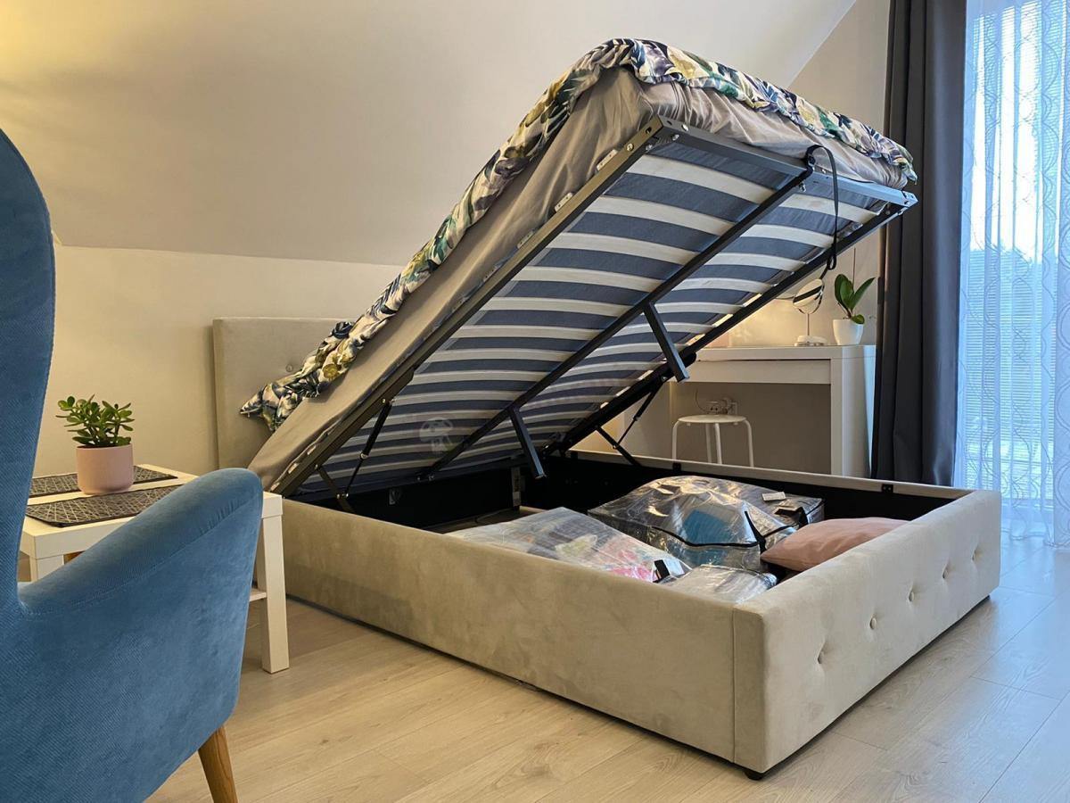 pojemnik w łóżku tapicerowanym