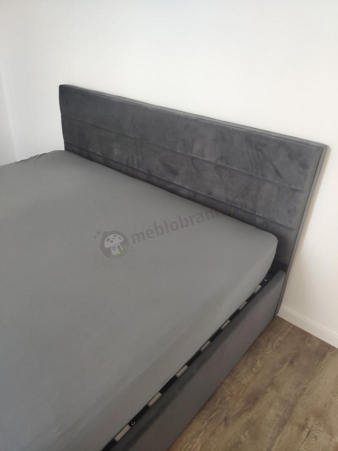 łóżko z podnoszonym stelażem