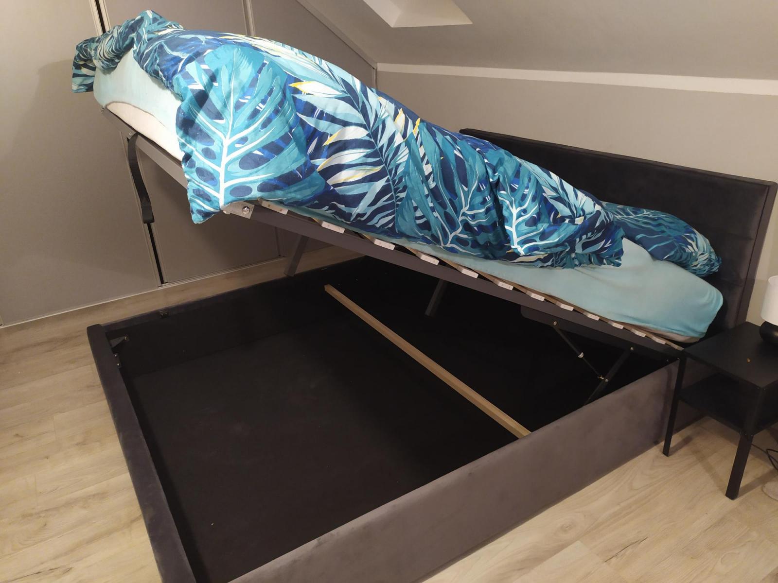 pojemnik na pościel w łózku