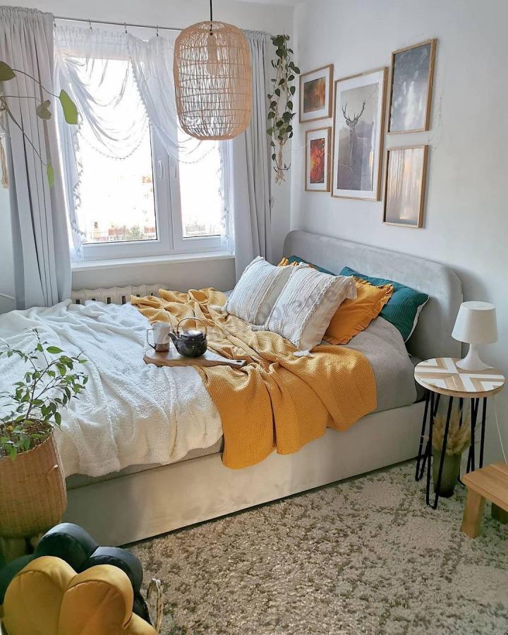 szare łóżko 160x200 w sypialni boho