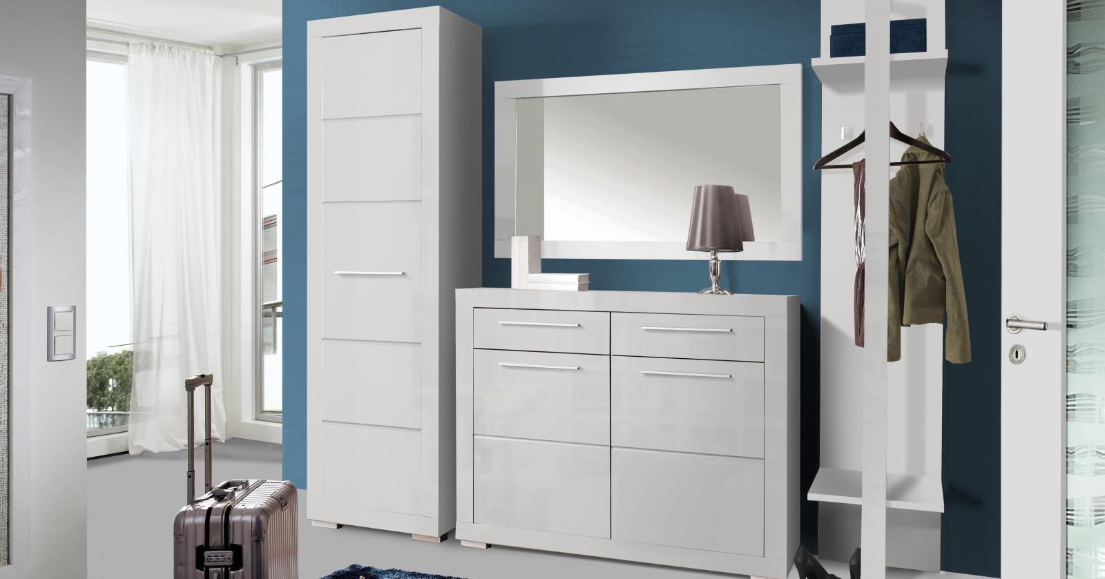 Biały panel na kurtki mocowany do ściany, wieszak - aranżacja