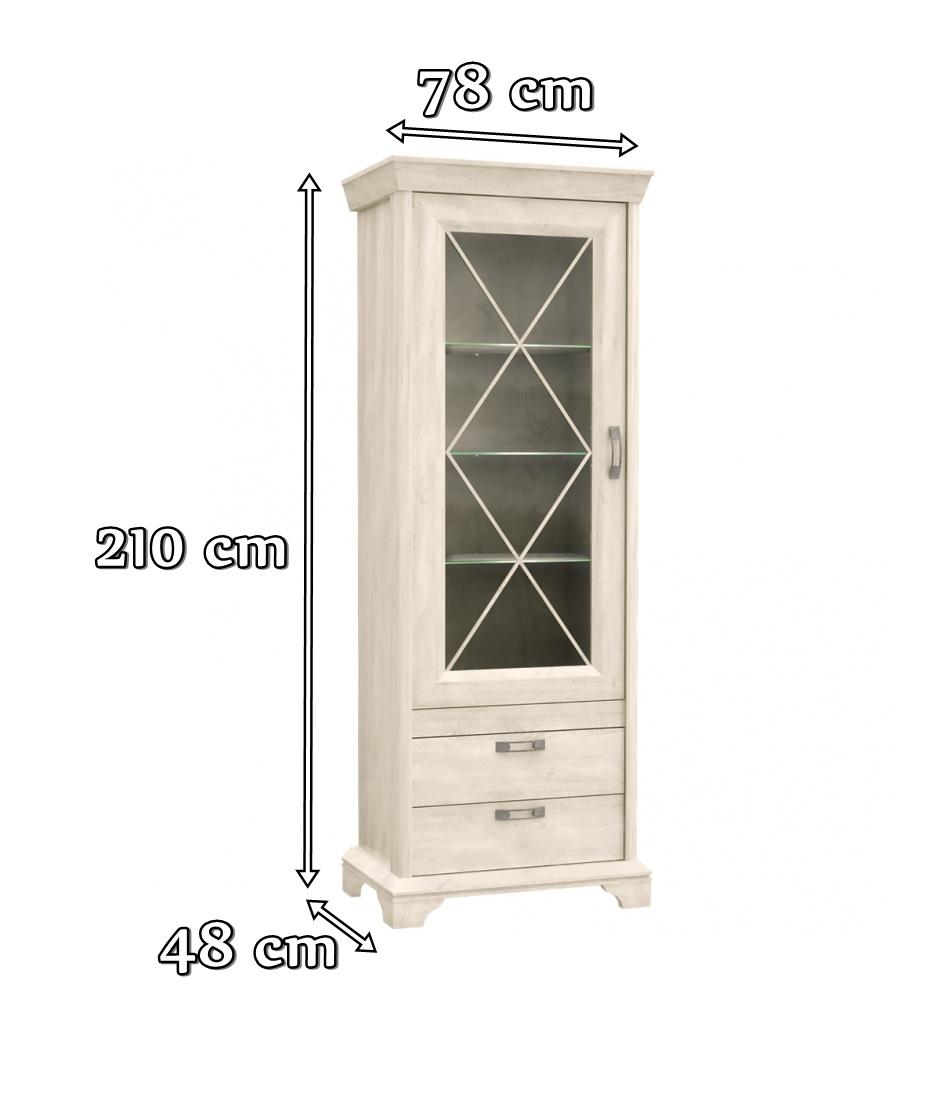 biała wysoka witryna w stylu prowanasalskim