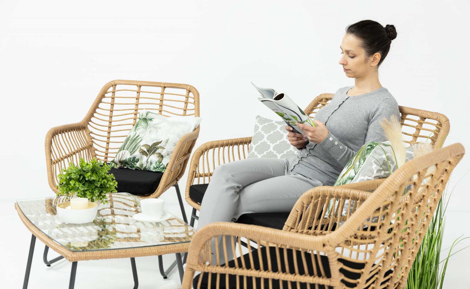 beżowy ogrodowy zestaw imitujący naturalny rattan