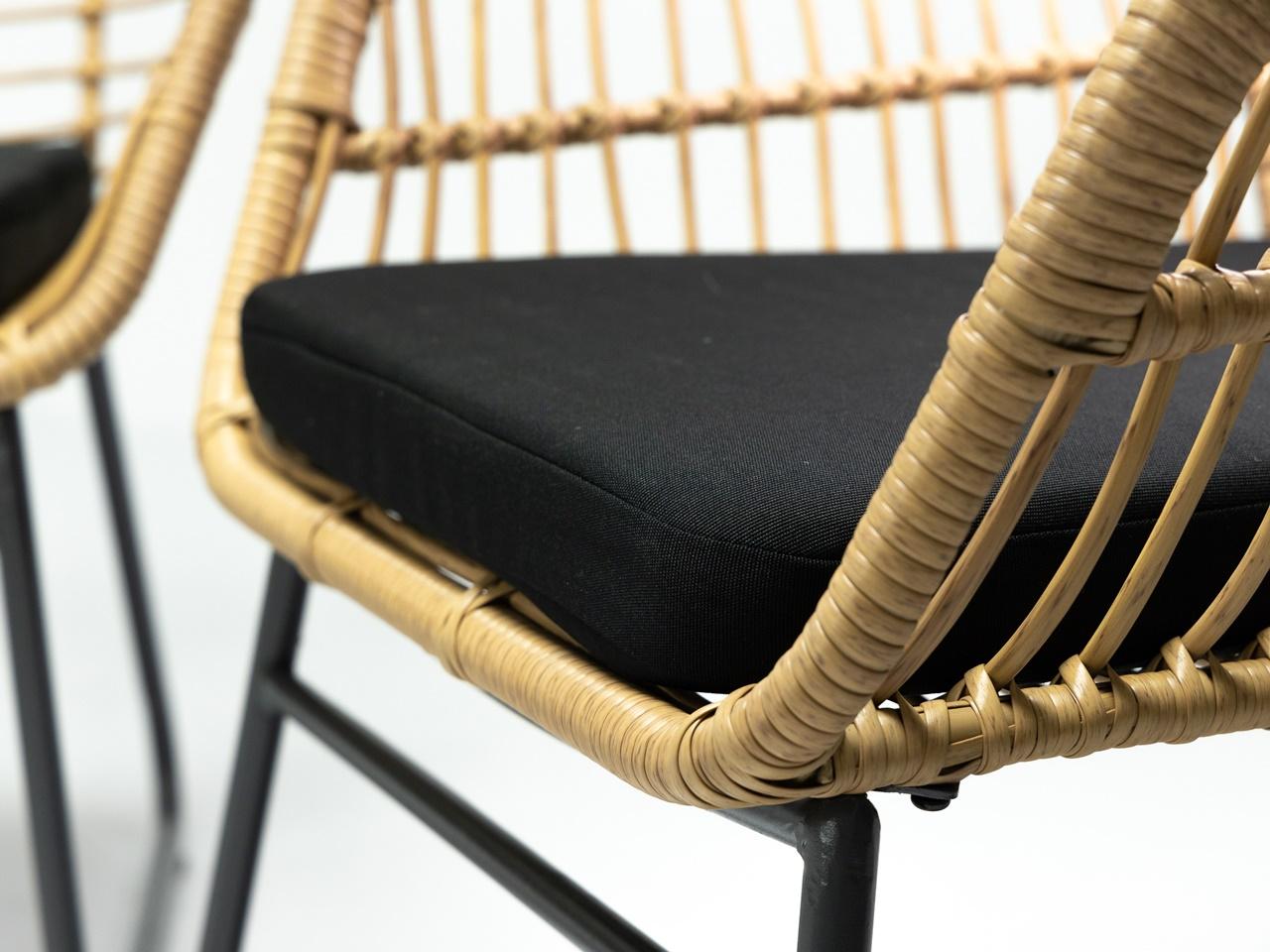 czarna poduszka siedziskowa na fotelu rattanowym