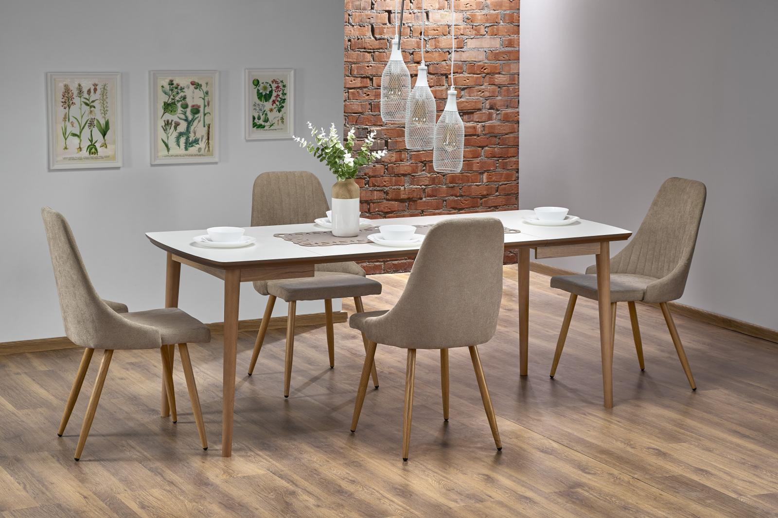 Klasyczny rozkładany drewniany stół