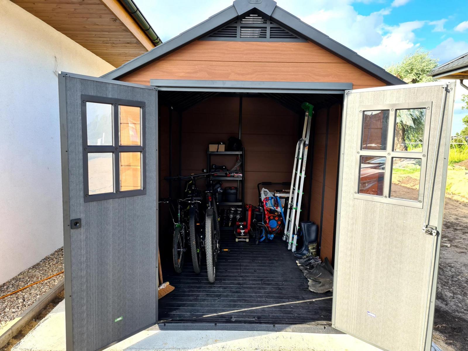 wywietrznik w dachu domku narzędziowyn Keter Newton 7511