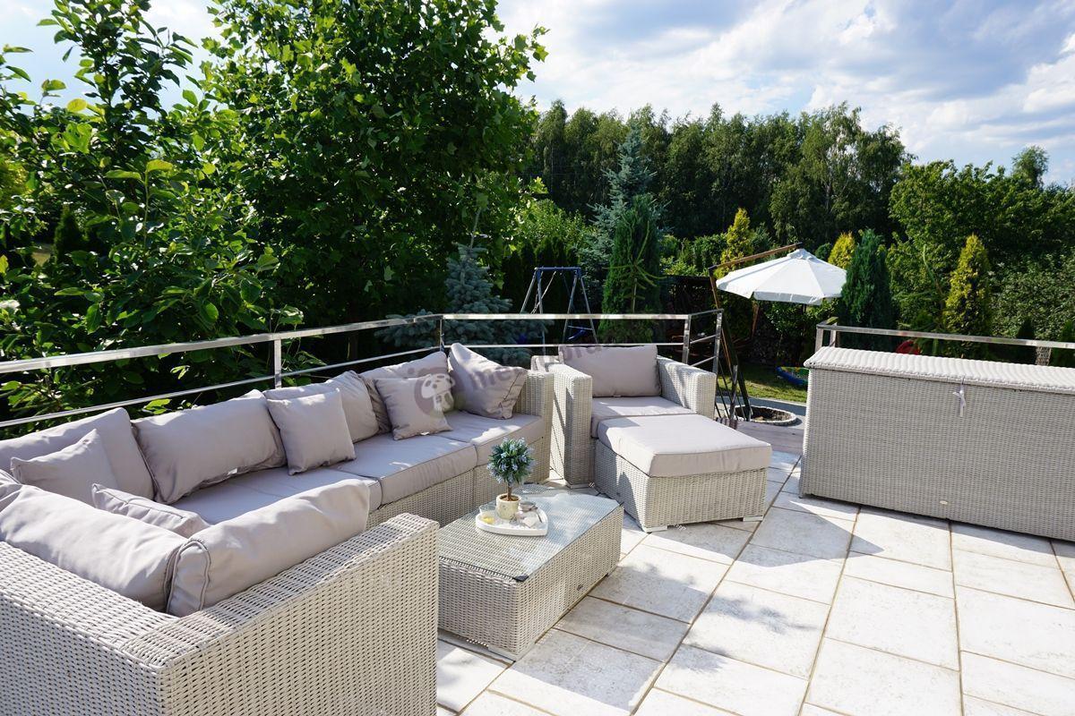 zestaw mebli obiadowych na taras z niskim stolikiem kawowym