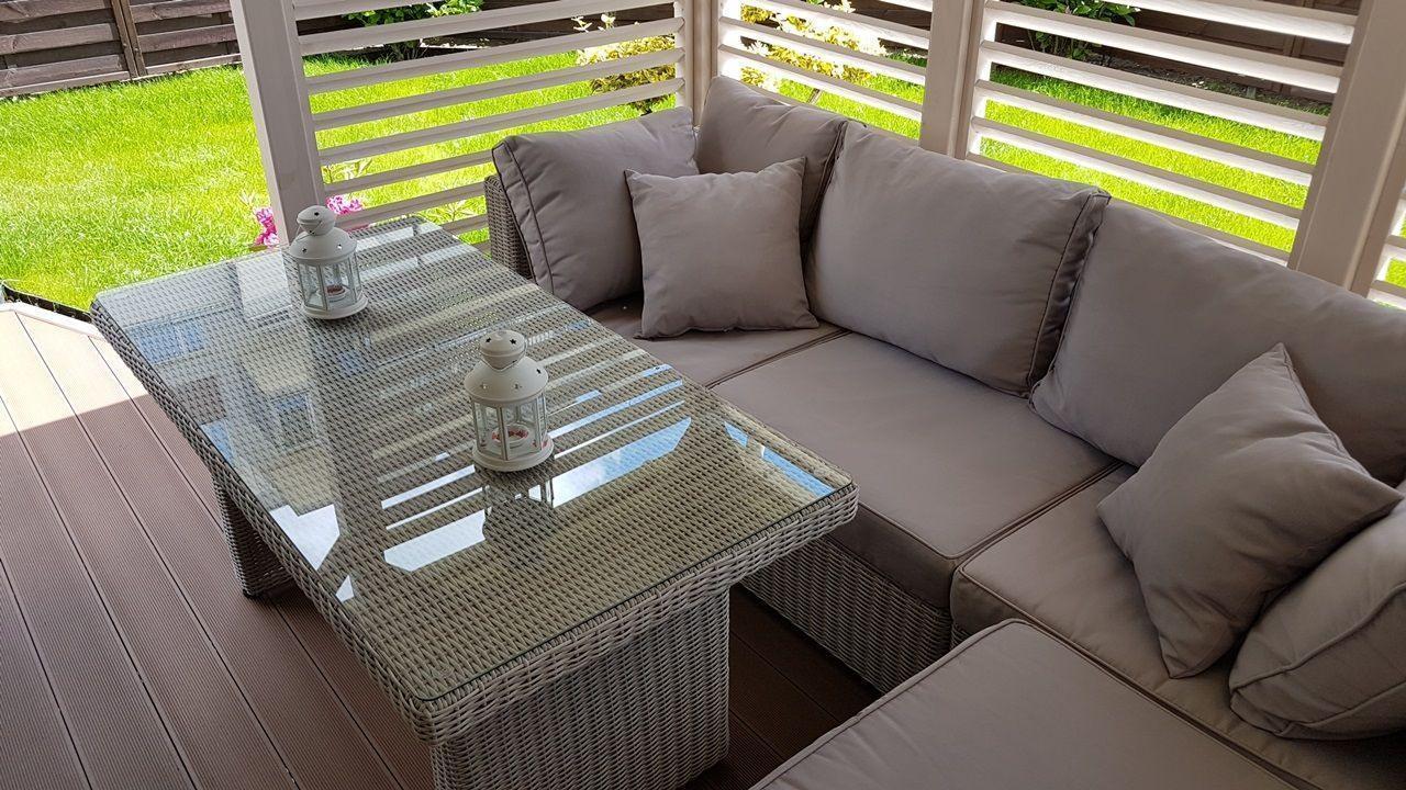 biały narożnik modułowy z technorattananu na tarasie