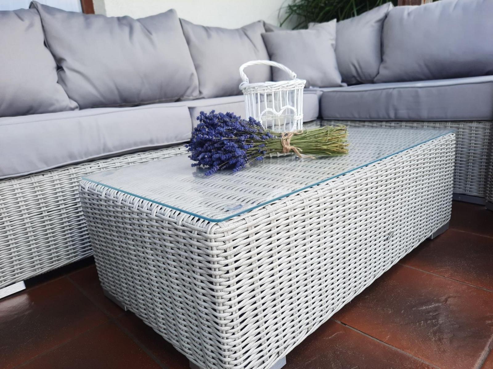 stolik kawowy technorattanowy biały