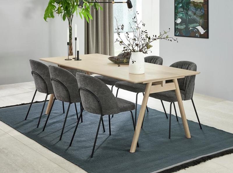 Krzesło Scandia przy stole w jadalni