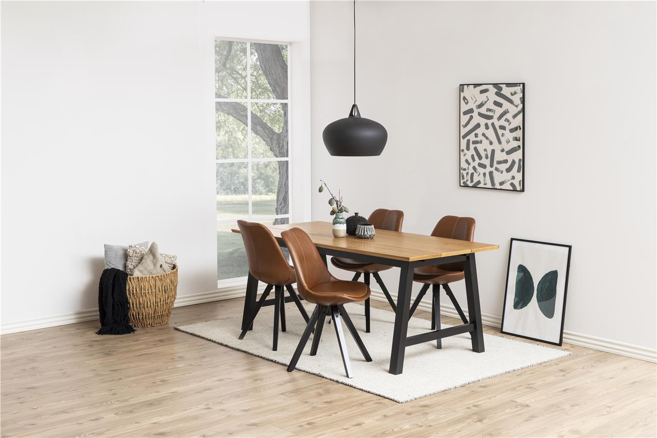 wnętrze z fotelami w kolorze brązowym