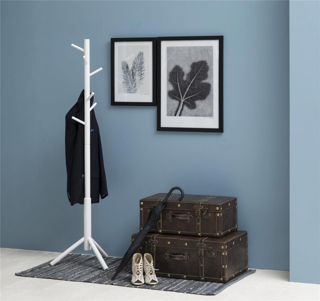 Wieszak na ubrania do przedpokoju w kolorze białym drewniany - aranżacja