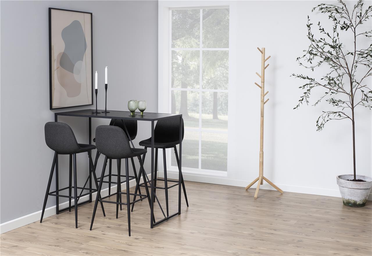 Stojak na ubrania z drewna - aranżacja Actona Bremen