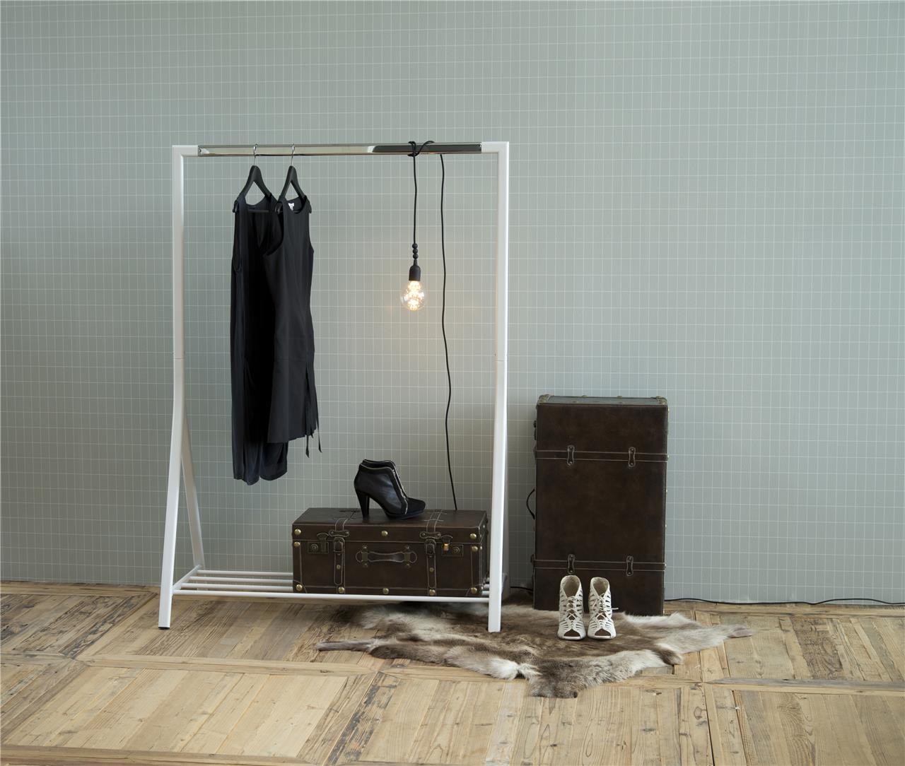 Biały wieszak do garderoby z półką na buty - aranżacja