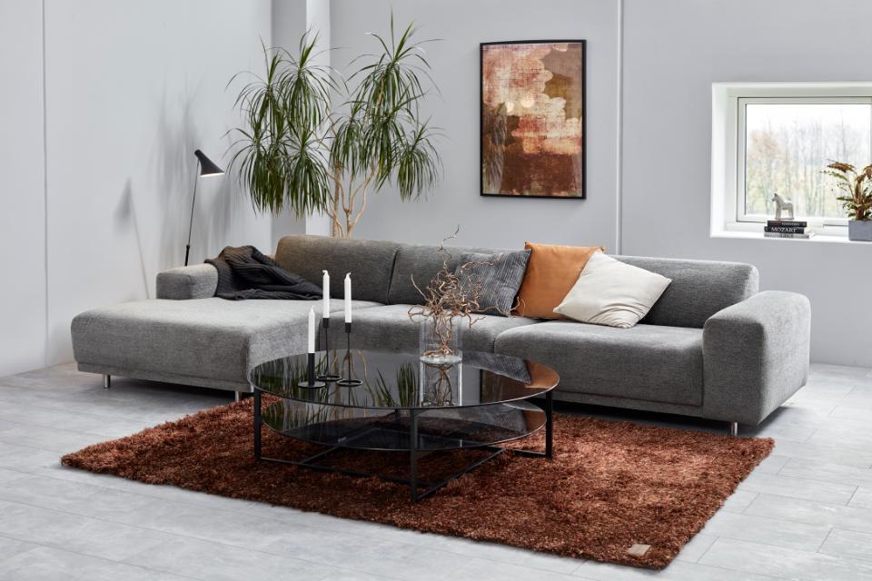 Stolik kawowy Loke przy szarej kanapie