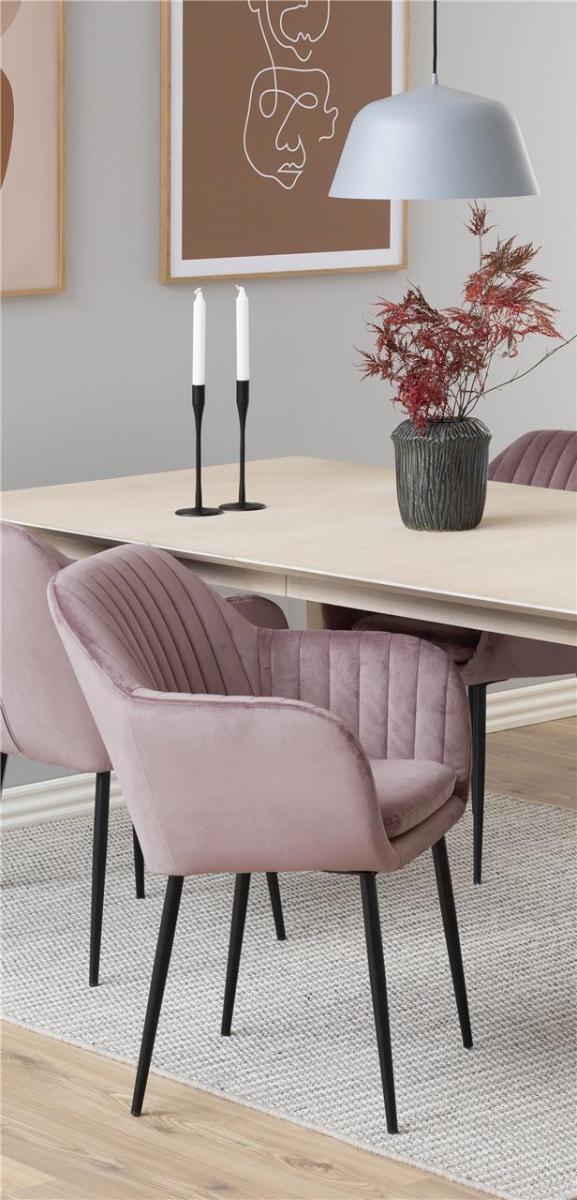 aranżacja z różowym fotelem