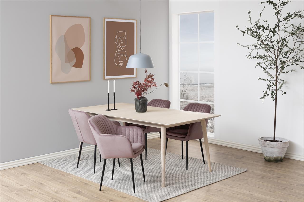 różowy fotel welurowy