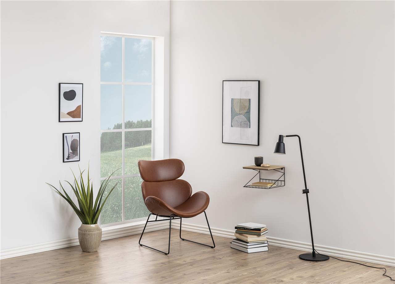 brązowy fotel z ekoskóry w salonie