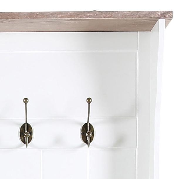 Białe meble do przedpokoju z wieszakami w stylu rusykalnym