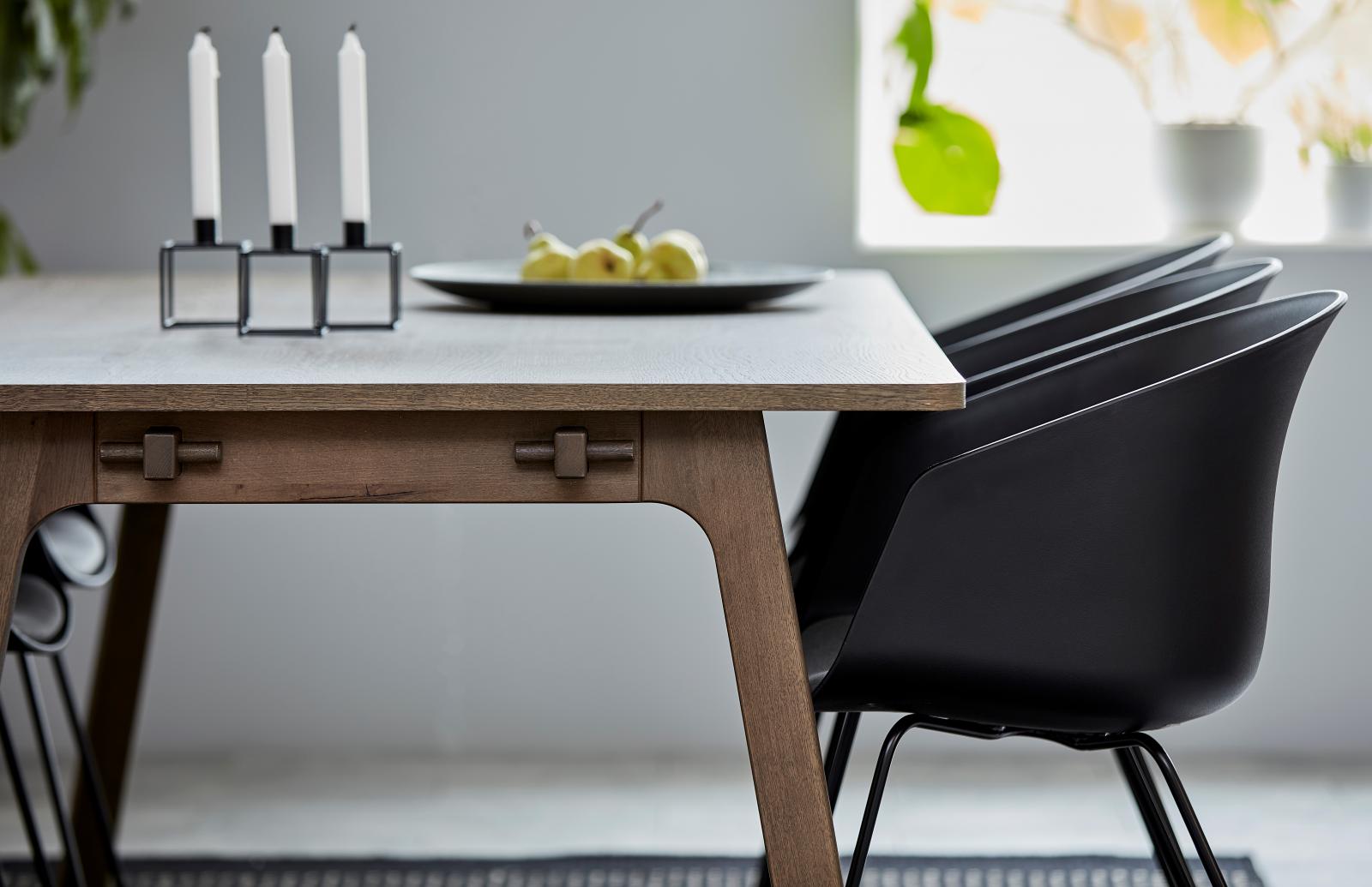 Rustykalny stół z drewna dębowego szary - aranżacja