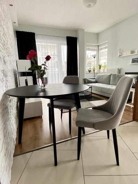 Okrągły stół Roxby w salonie