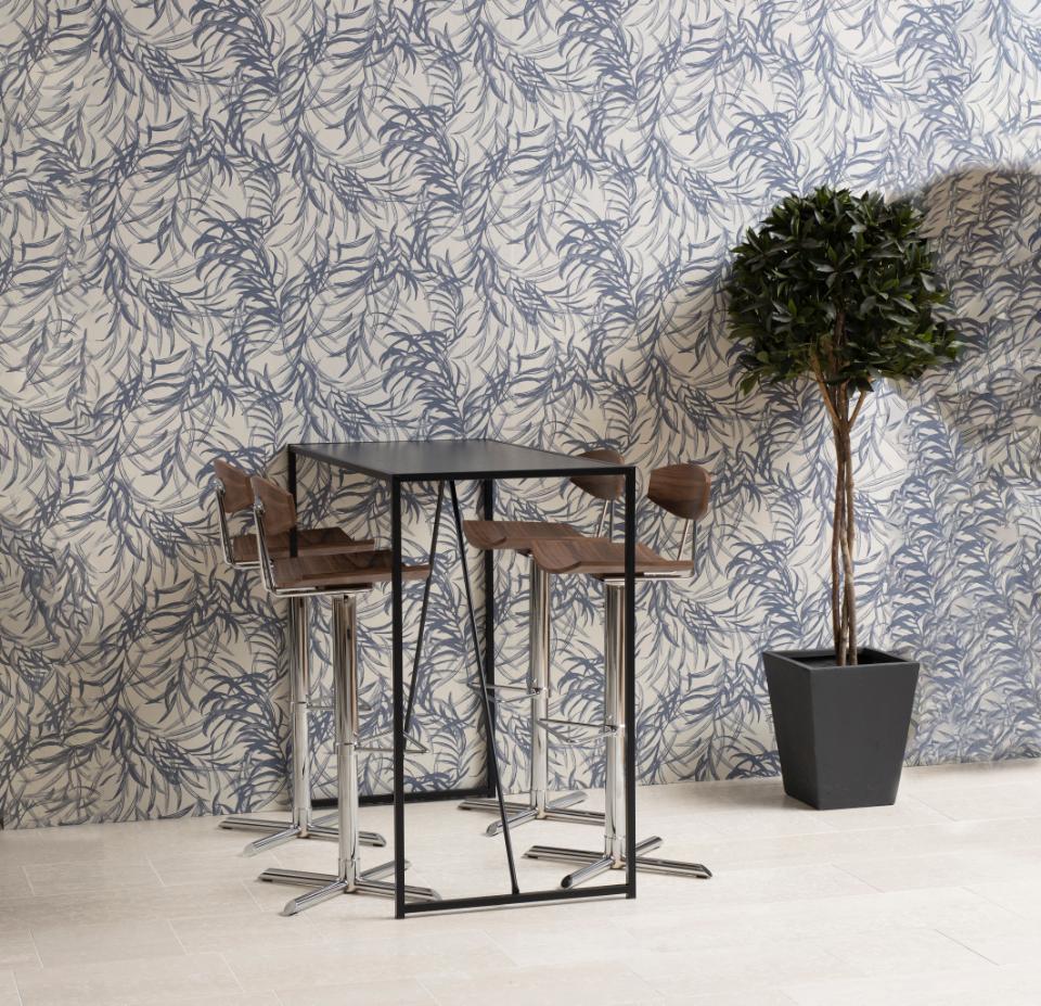 stół barowy Seaford na tle kwiatowej ściany