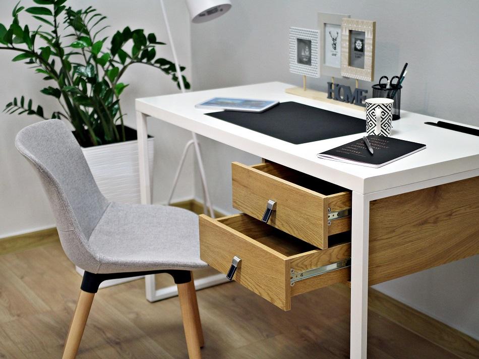 biurko białe z szufladami
