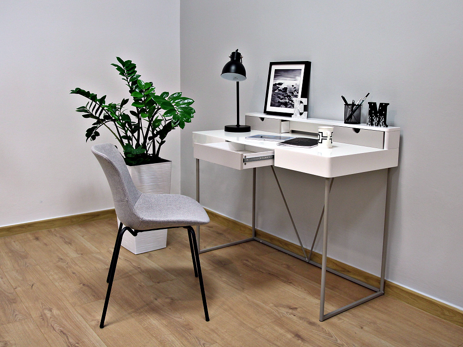 białe biurko z nadstawką