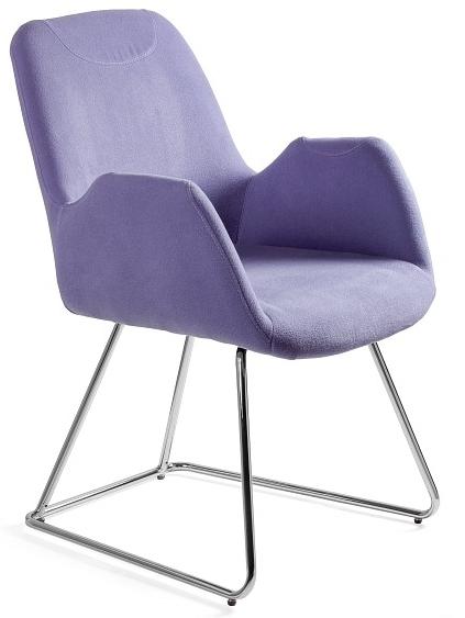 niebieski fotel tapicerowany