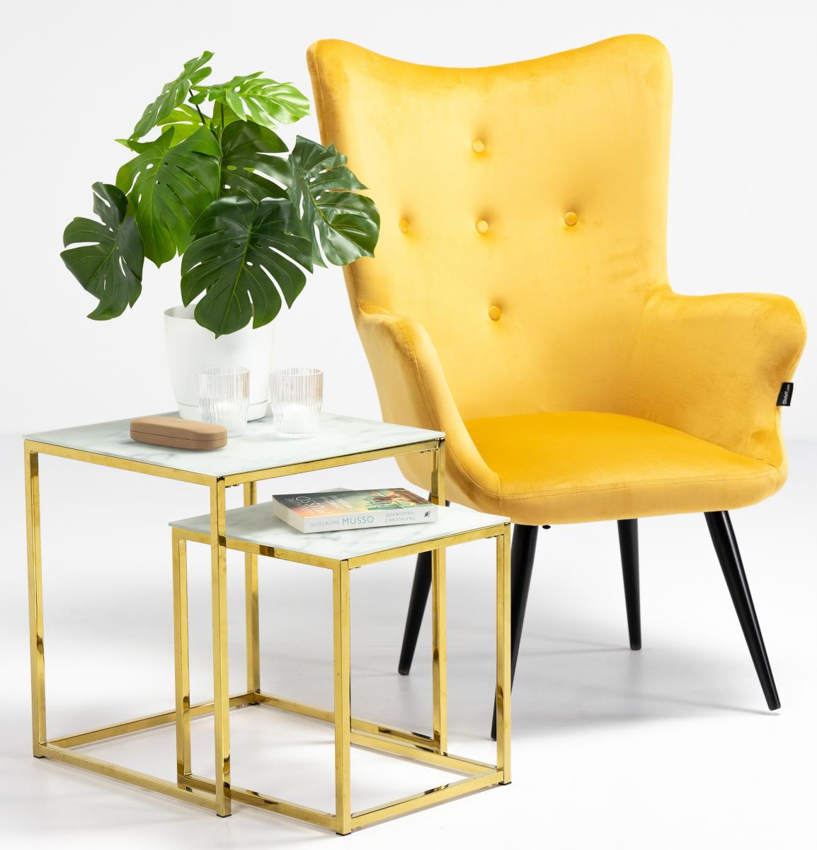  żółty fotel uszak Maestro ze złotymi stolikami Alisma Actona