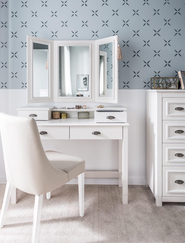 aranżacja z białą toaletką