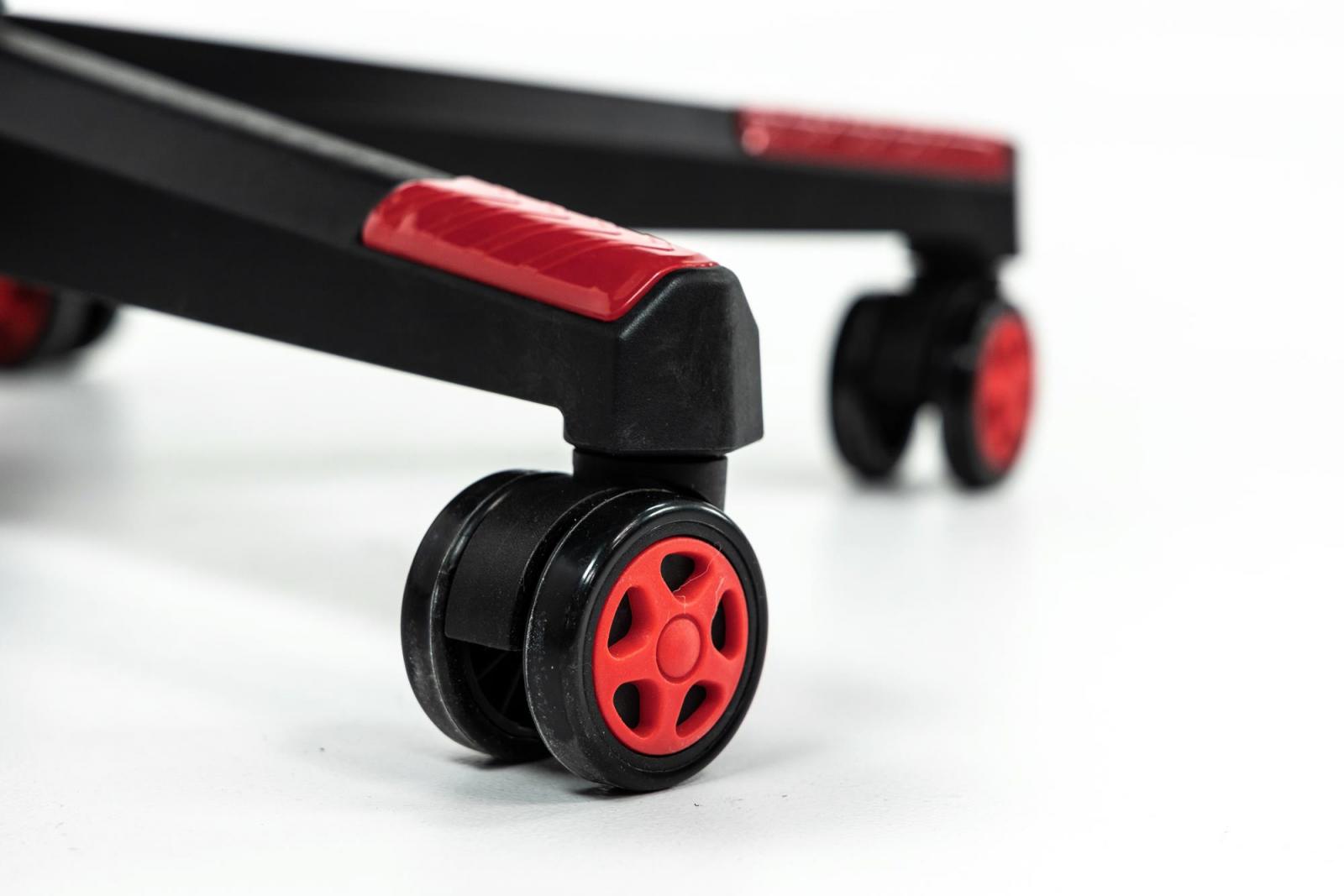 Kubełkowy fotel gamingowy Divac - nakładki