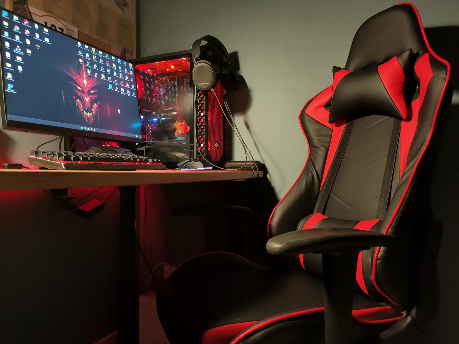 zbliżenie na poduszki fotela gamingowego Divac