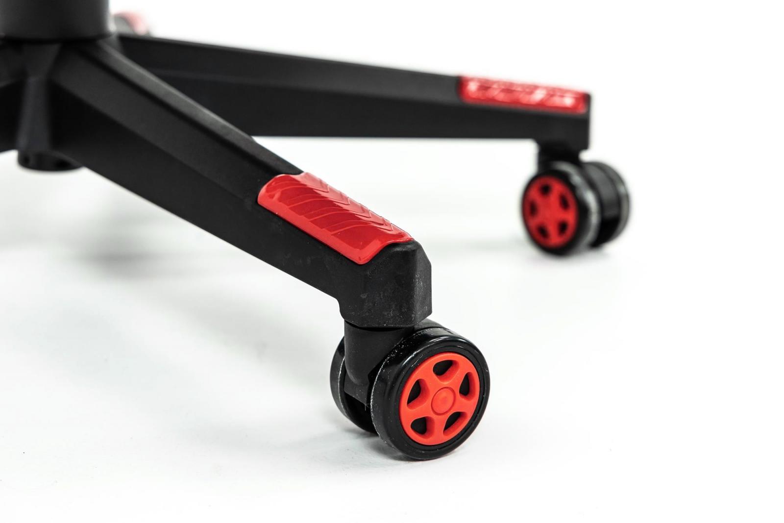 Biało-czarny fotel gamingowy z poduszkami - poduszki