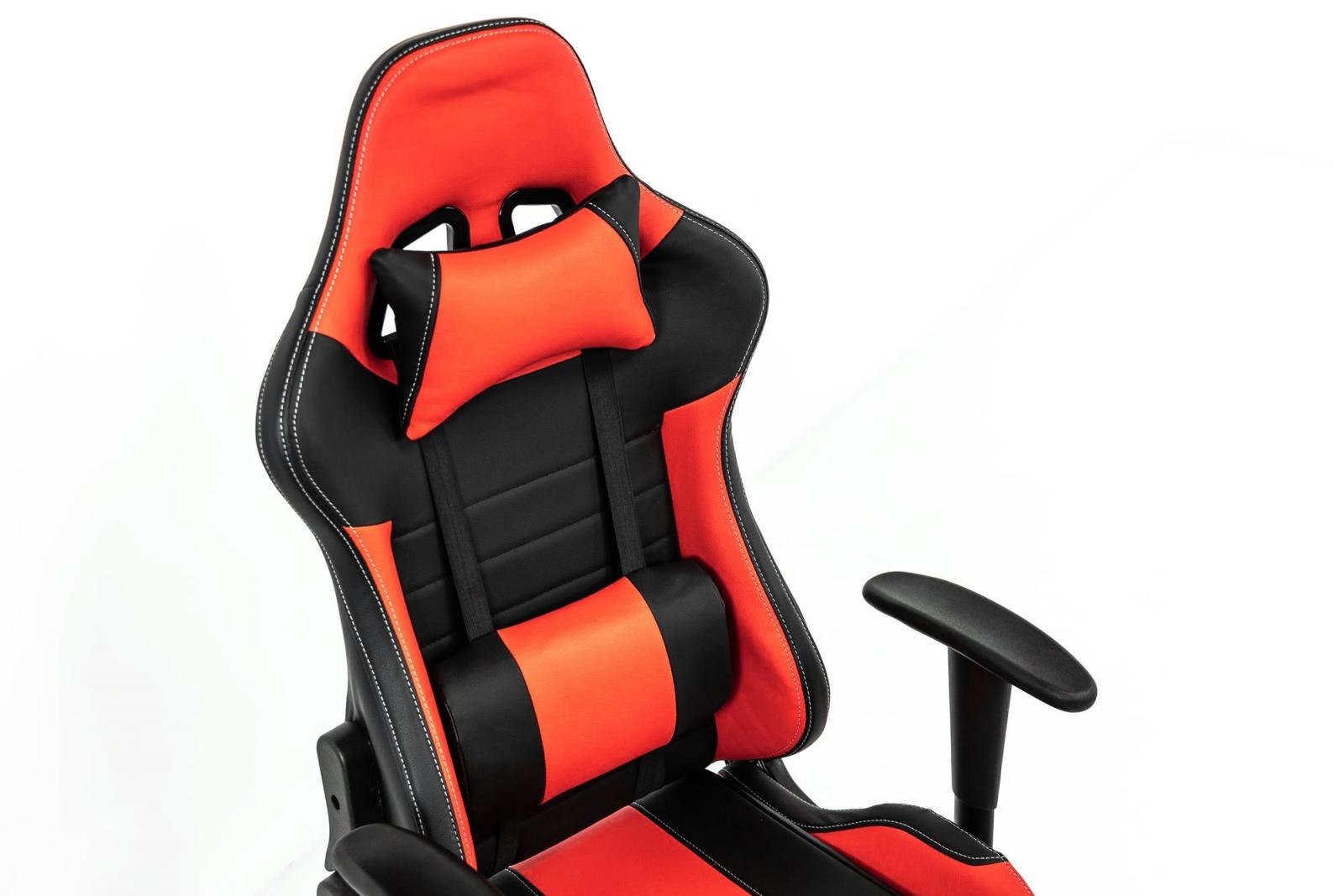 Podłokietniki biało-czarnego fotela gamingowy z poduszkami