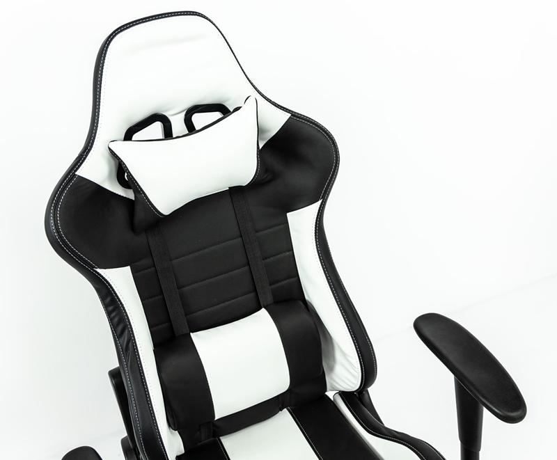 Biało-czarny fotel biurowy z poduszkami