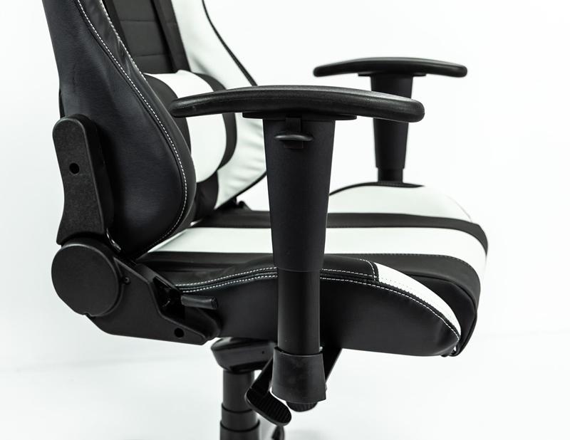 Podłokietniki biało-czarnego fotela biurowego gamingowego