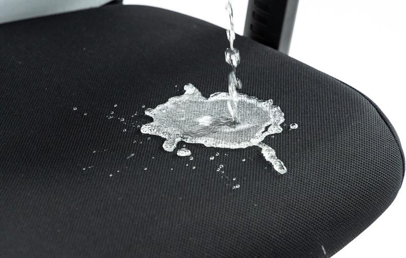 fotel z siedziskiem z tkaniny wodoodpornej