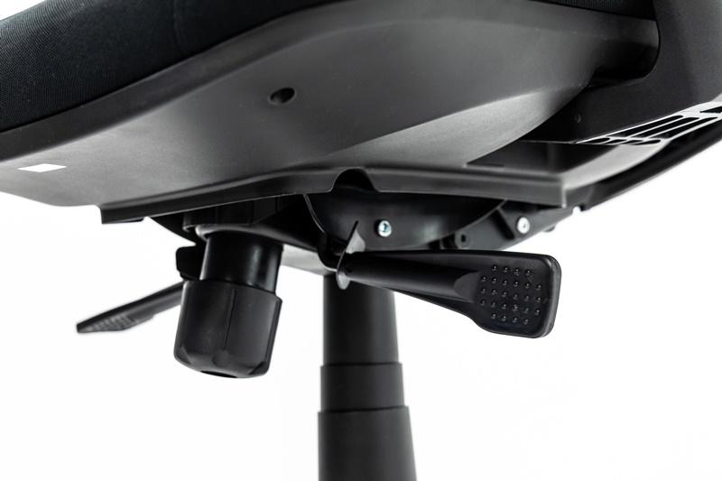 mechanizmy do ustawienia wysokości fotela oraz pochylenia