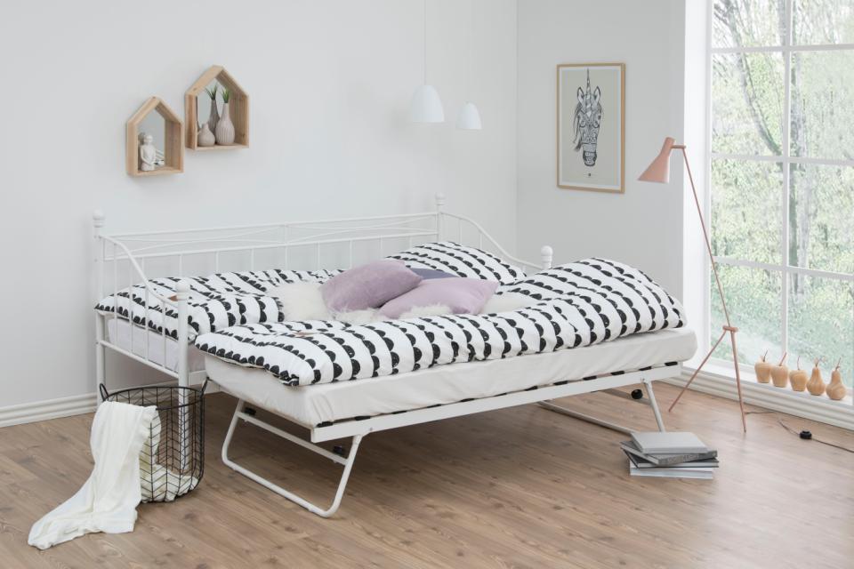 rozłożone łózko białe do pokoju nastolatki 