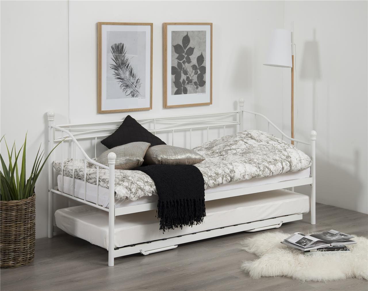 białe metalowe łóżko rozkładane 