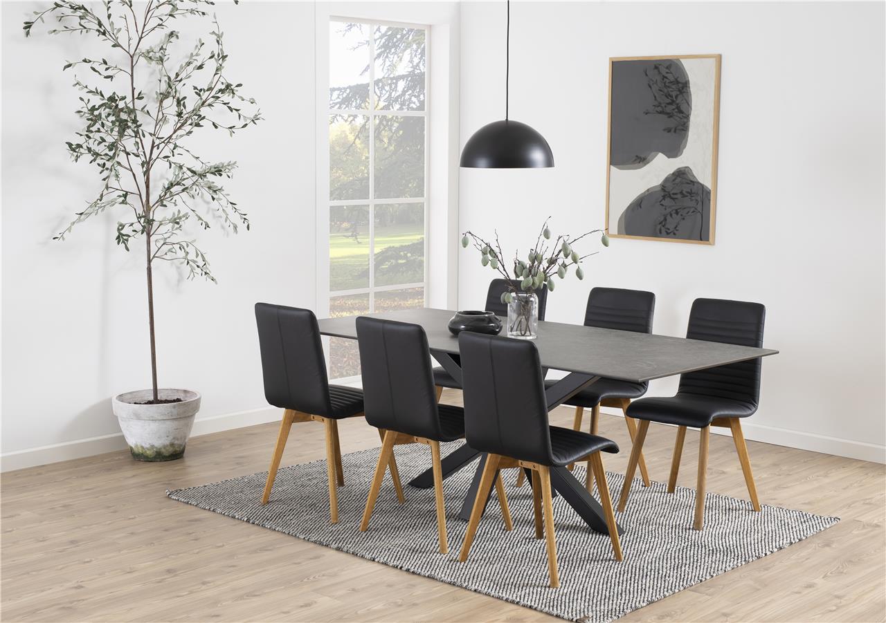 czarne krzesła w salonie