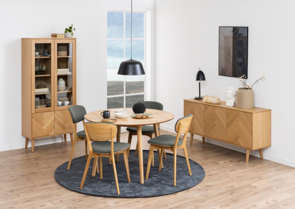 salon z krzesłami w kolorze naturalnym Minsk Actona