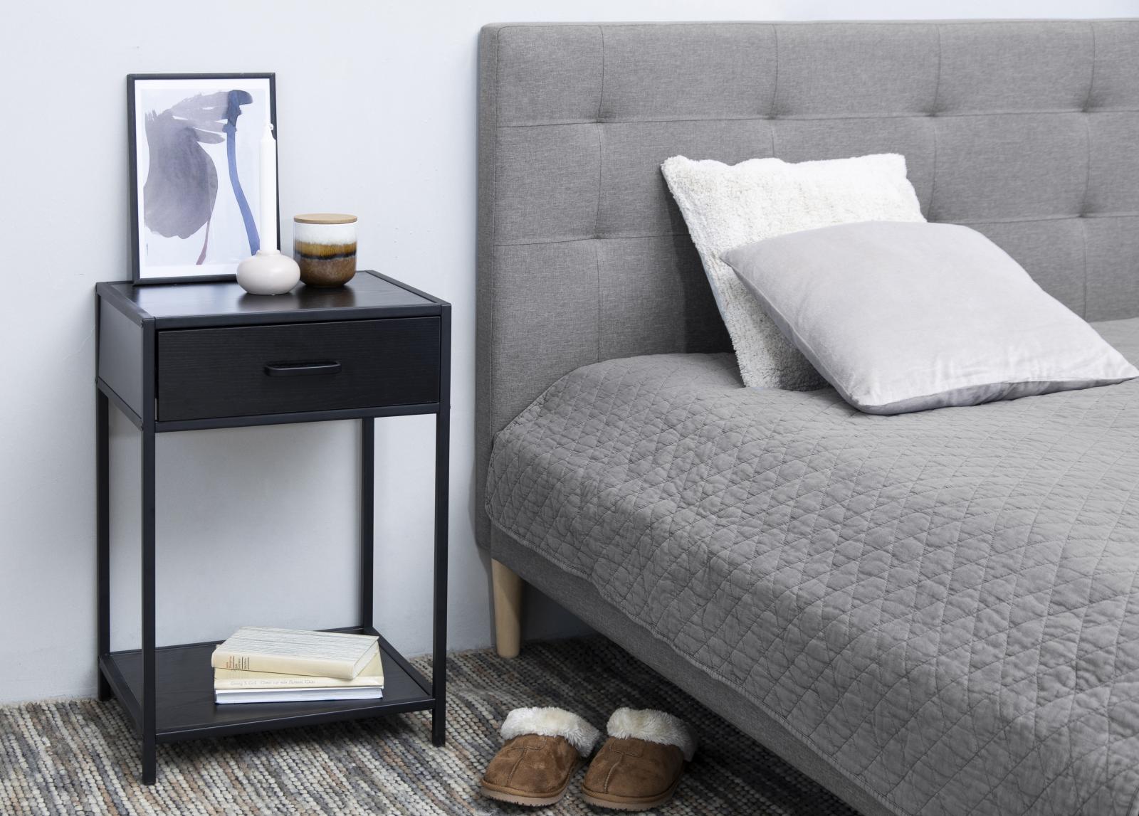 Solik nocny z szufladą i półką Actona Seaford - aranżacja