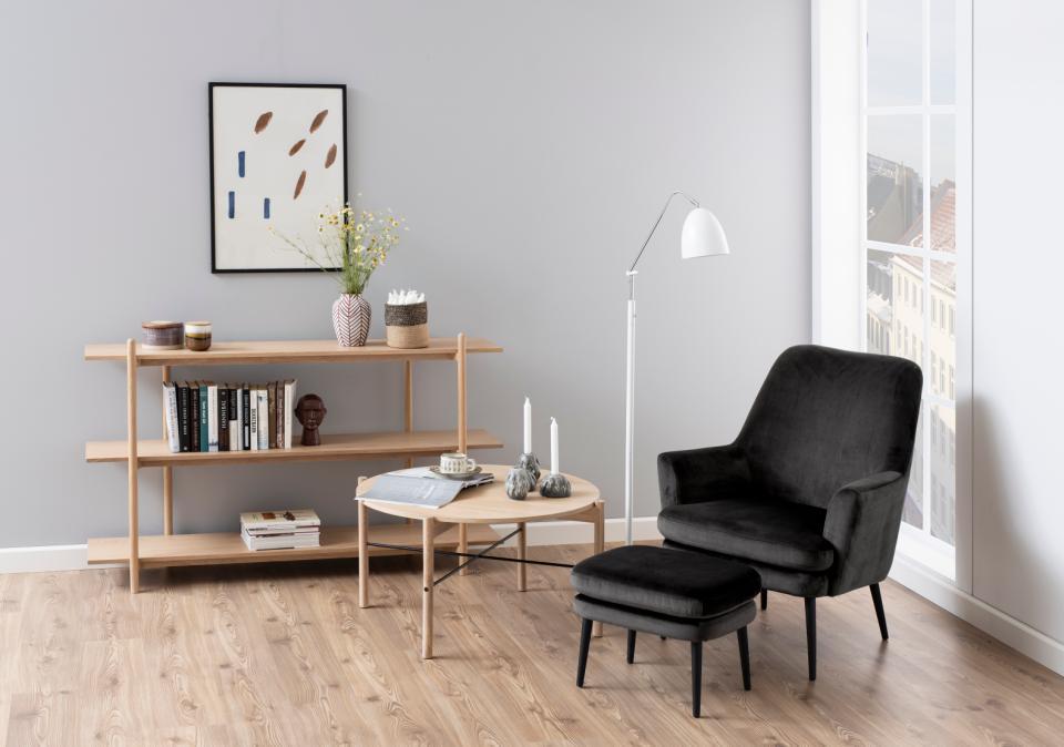 salon w stylu skandynawskim z okrągłym stolikiem drewnianymi Leka Actona